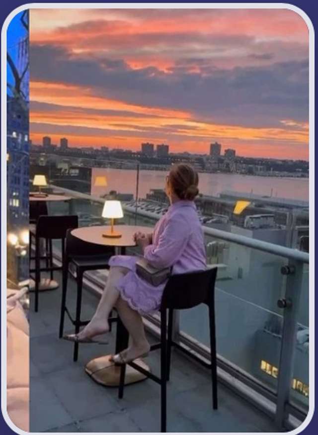 Maria Camilo em um terraço ao entardecer